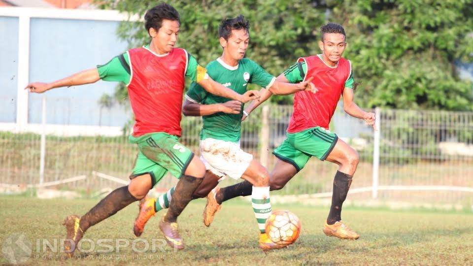 Yongki Ariwibowo (tengah) dijaga ketat pemain SSB Ragunan.